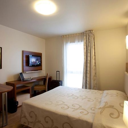 Villa Val Senart 1Ere Avenue Quincy-sous-Senart Номер фото